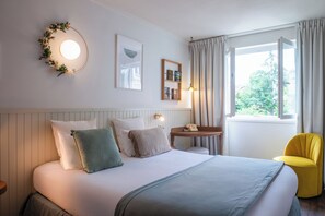 Classic Double Room | Desk, laptop workspace, blackout drapes, soundproofing - Hôtel Maison Lacassagne (Lyon)