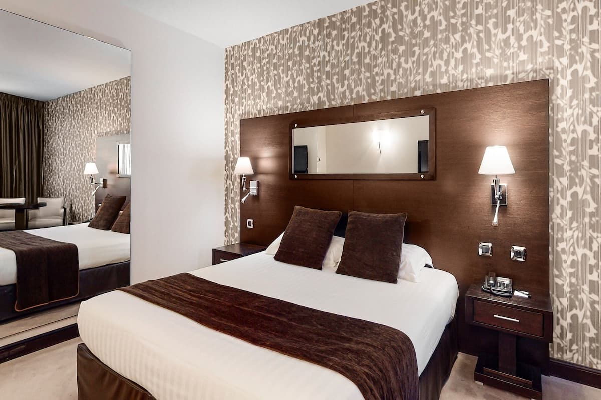 Ropa de cama de alta calidad y caja de seguridad en la habitación