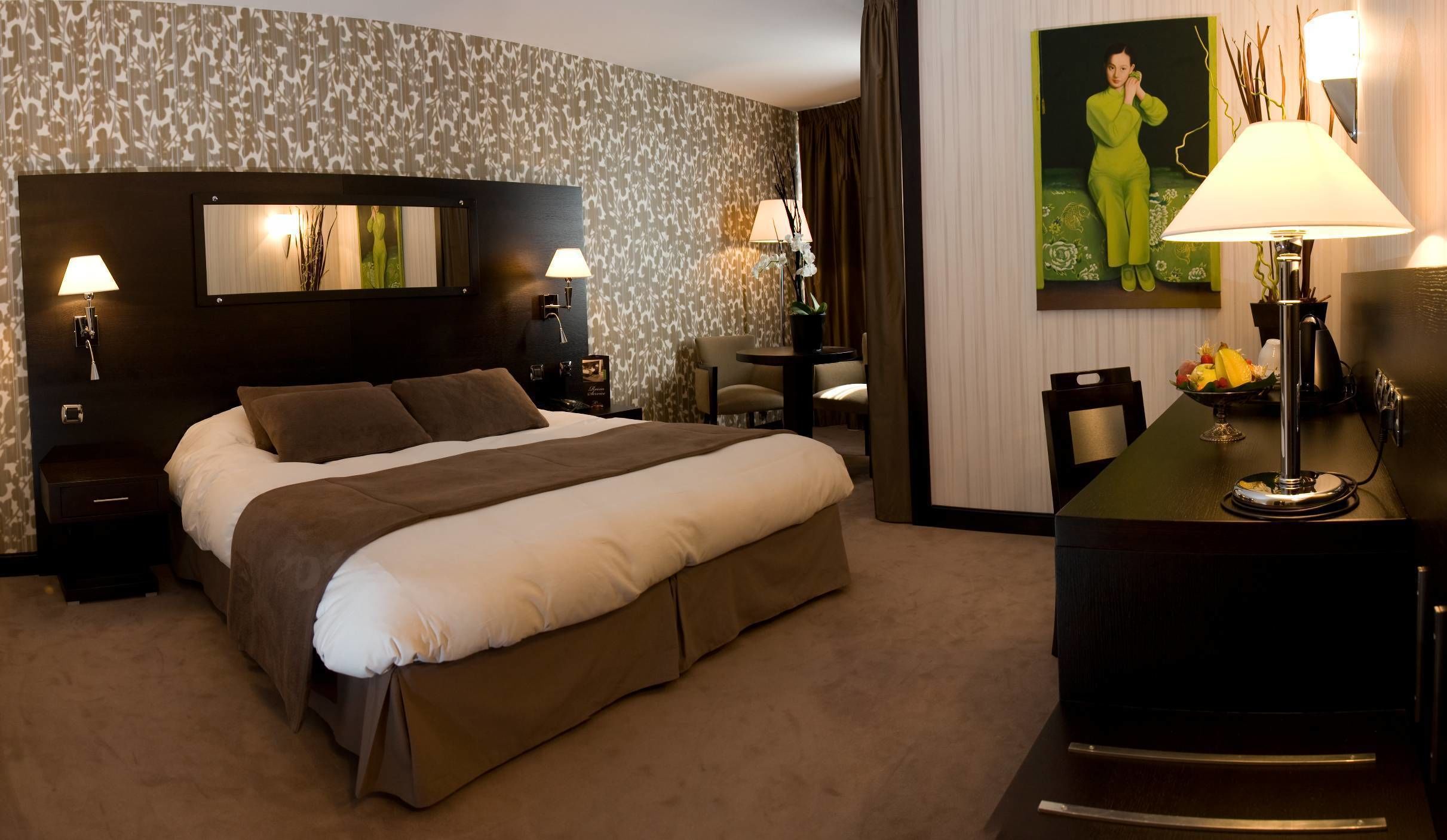 premium bedding, in-room safe, desk, laptop workspace