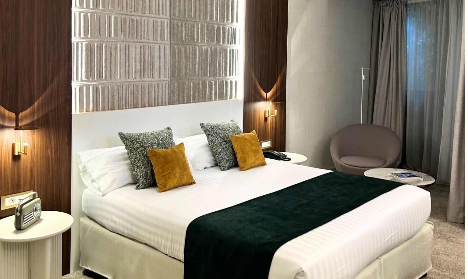 أغطية فراش متميزة وخزنة داخل الغرفة ومكتب ومساحة عمل للكمبيوتر المحمول