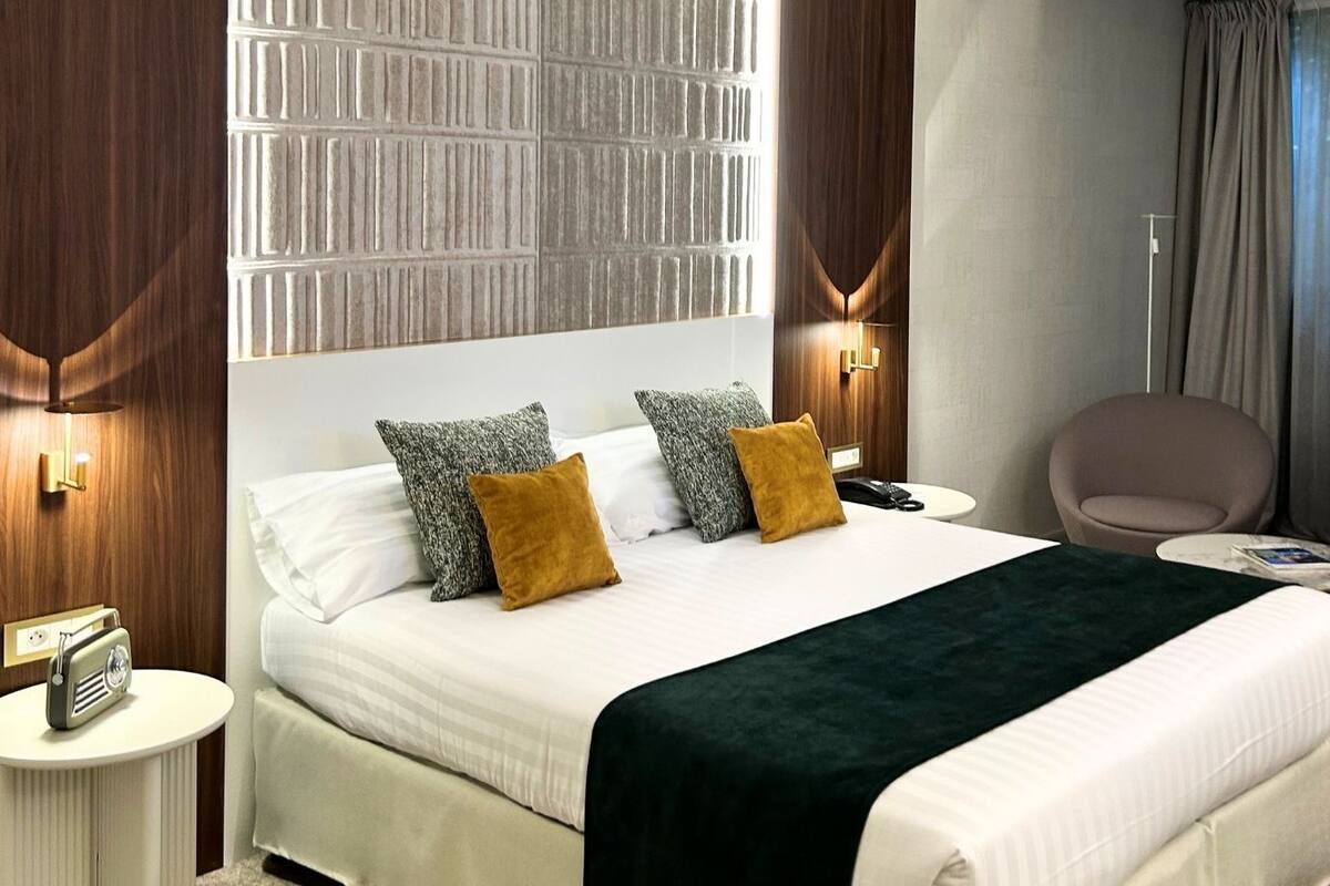 أغطية فراش متميزة وخزنة داخل الغرفة ومكتب ومساحة عمل للكمبيوتر المحمول