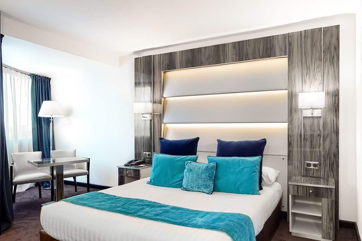 Prestige Room | Peralatan tempat tidur premium, peti besi dalam bilik, meja