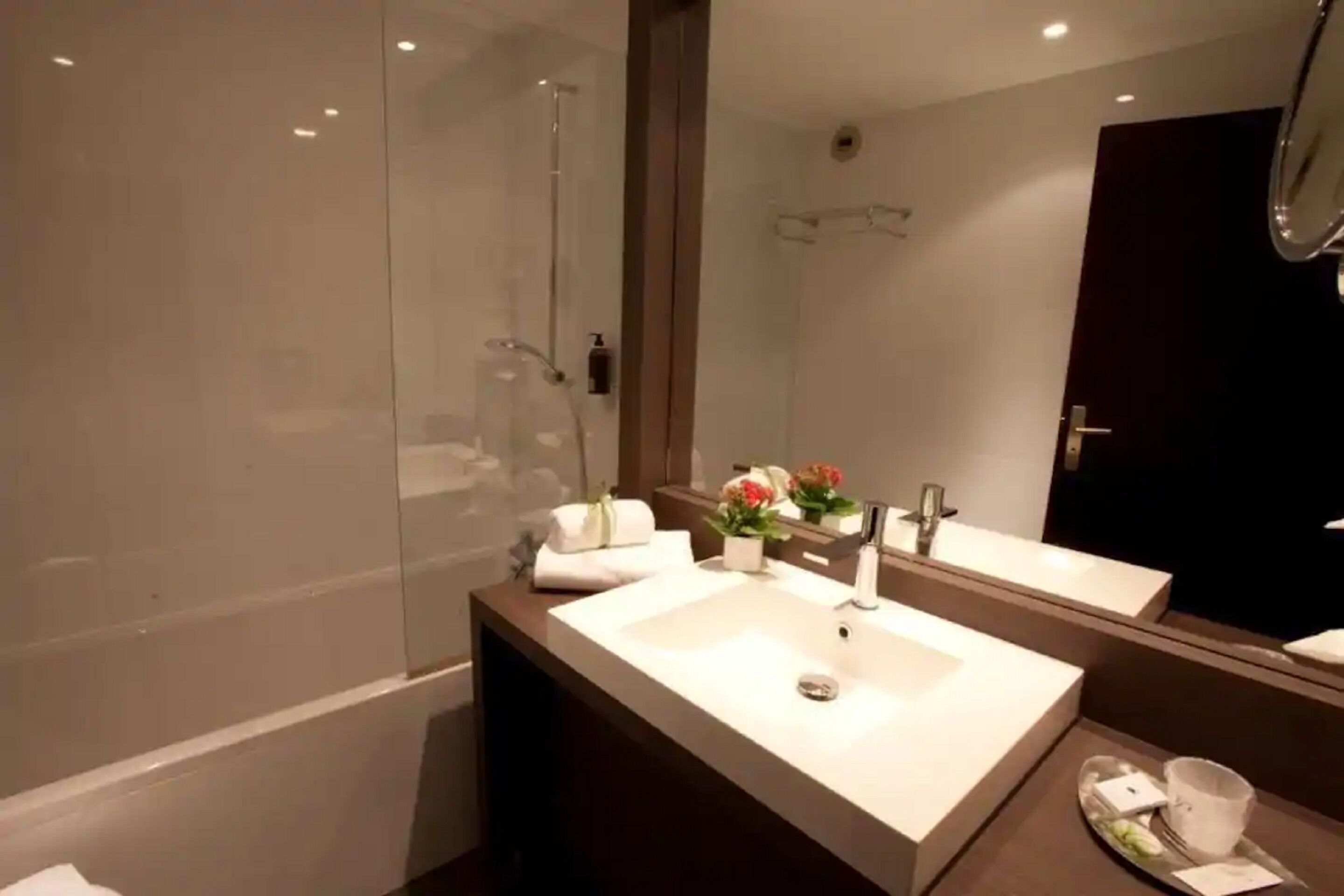 combined shower/bathtub, free toiletries, hair dryer, towels