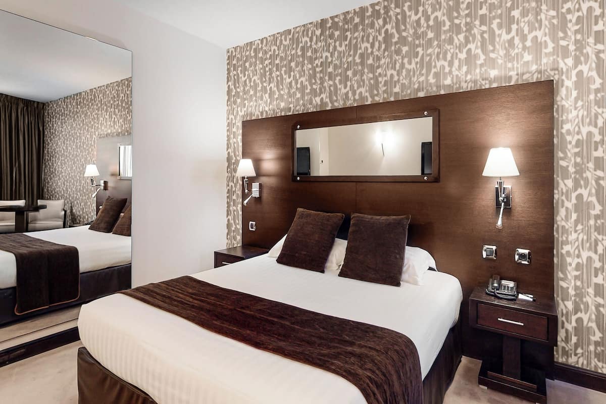 Comfort Room | Premium bedding, in-room safe, desk, laptop workspace