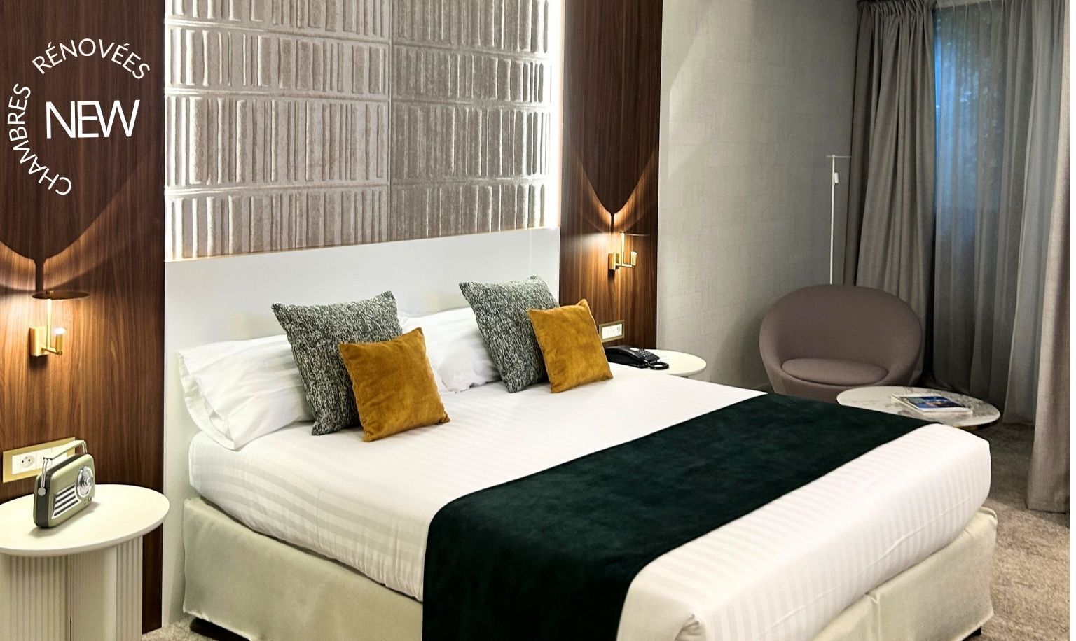 Ropa de cama de alta calidad y caja de seguridad en la habitación 