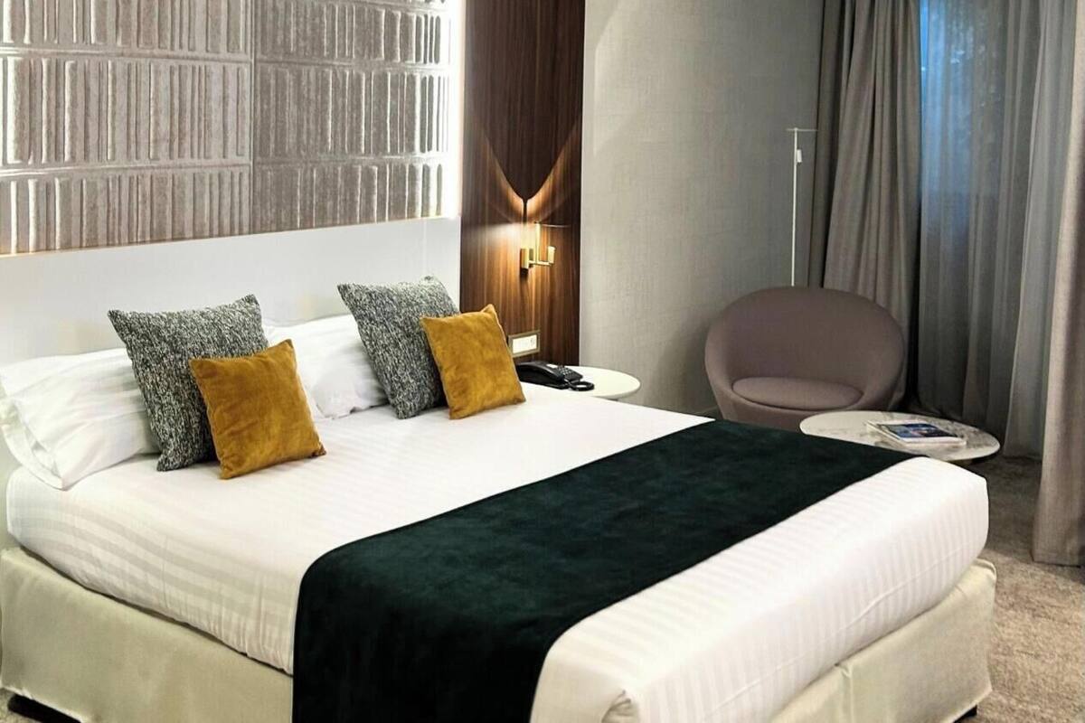 Prestige Room | 高級寝具、セーフティボックス (室内)、デスク、ノートパソコン用作業スペース