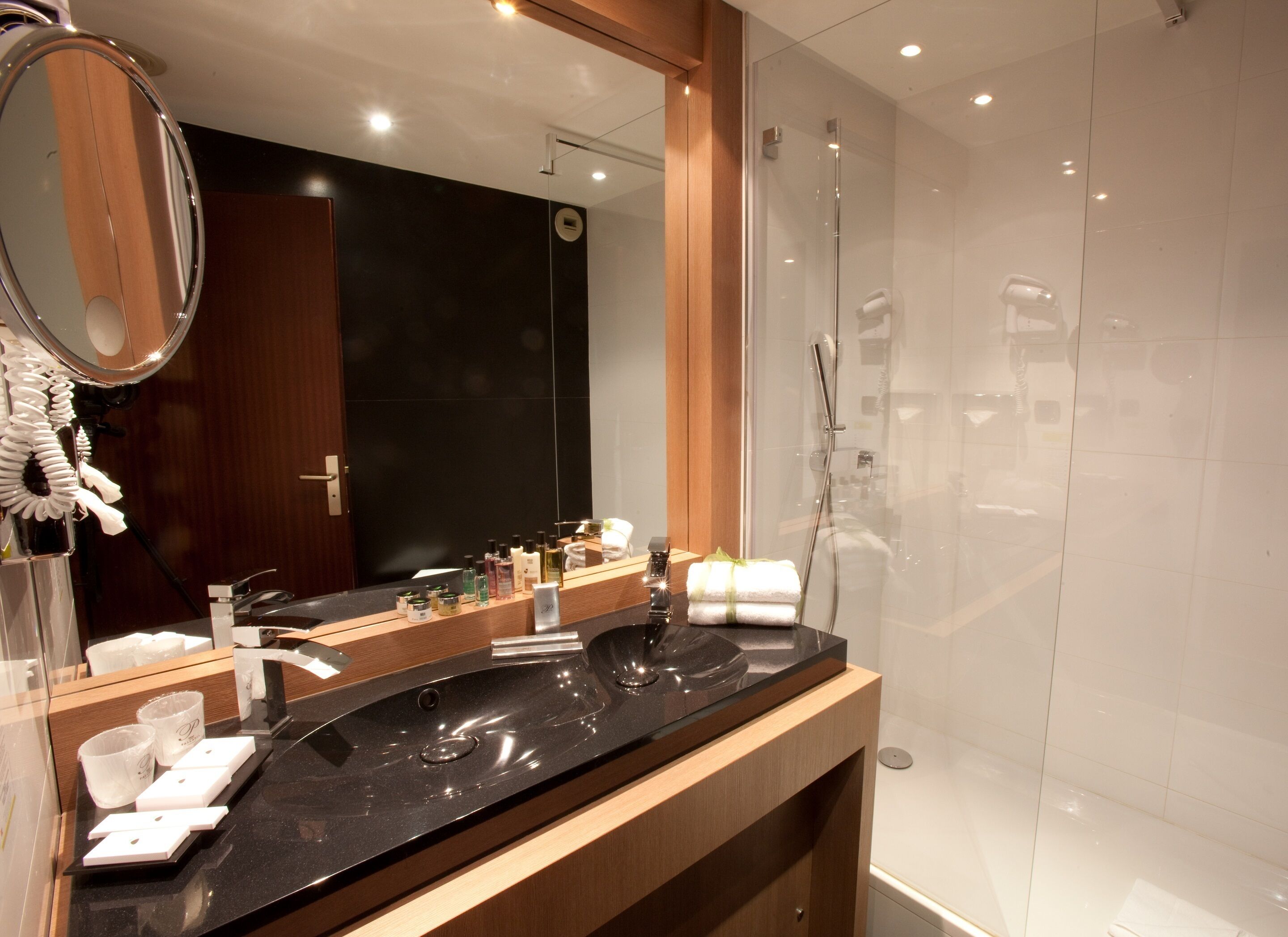 combined shower/bathtub, free toiletries, hair dryer, towels