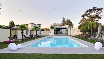 Piscine extérieure (ouverte en saison)