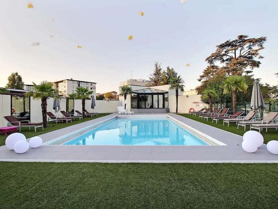 Een seizoensgebonden buitenzwembad