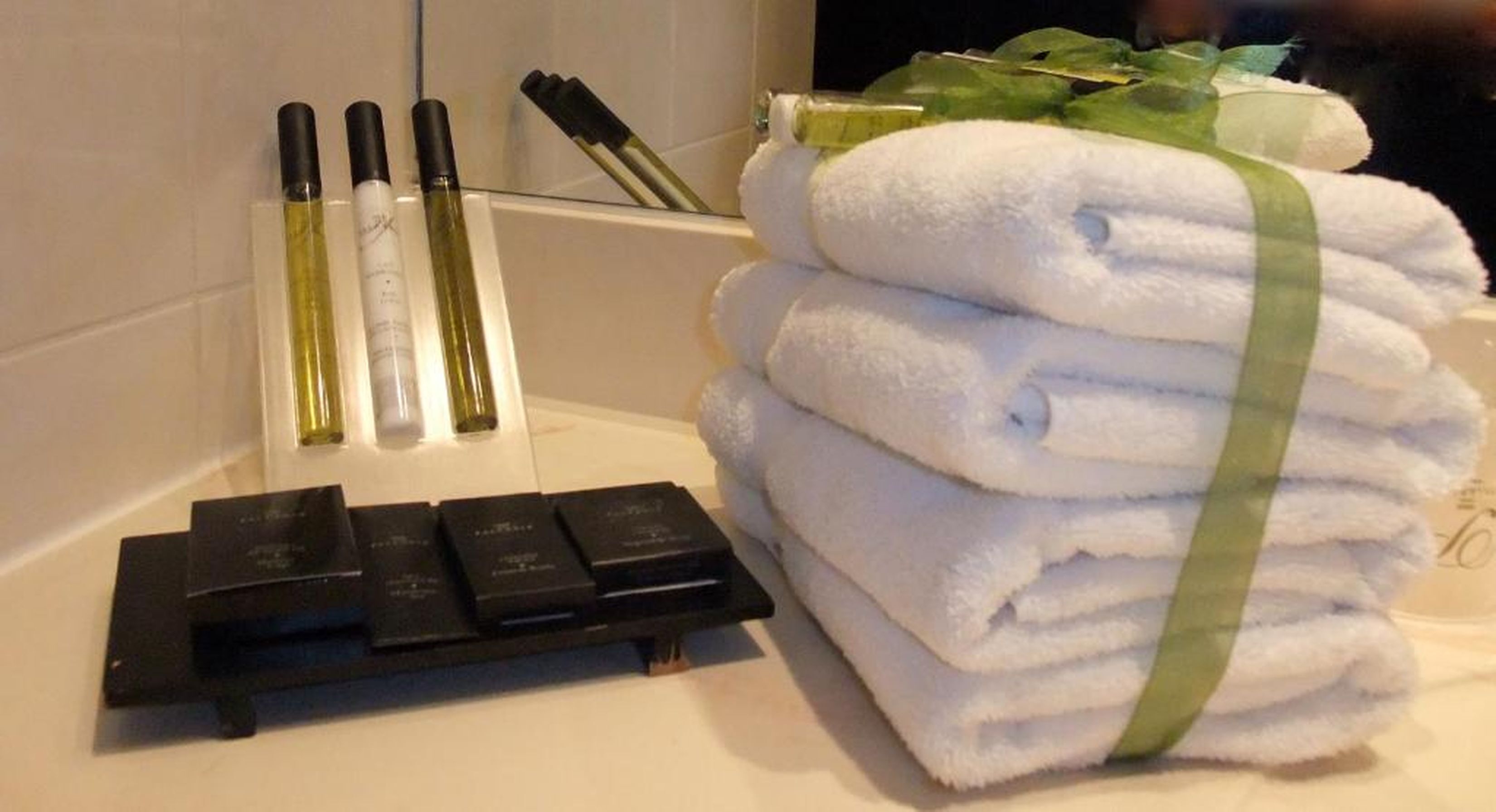 comfort room | premium bedding, in-room safe, desk, laptop workspace