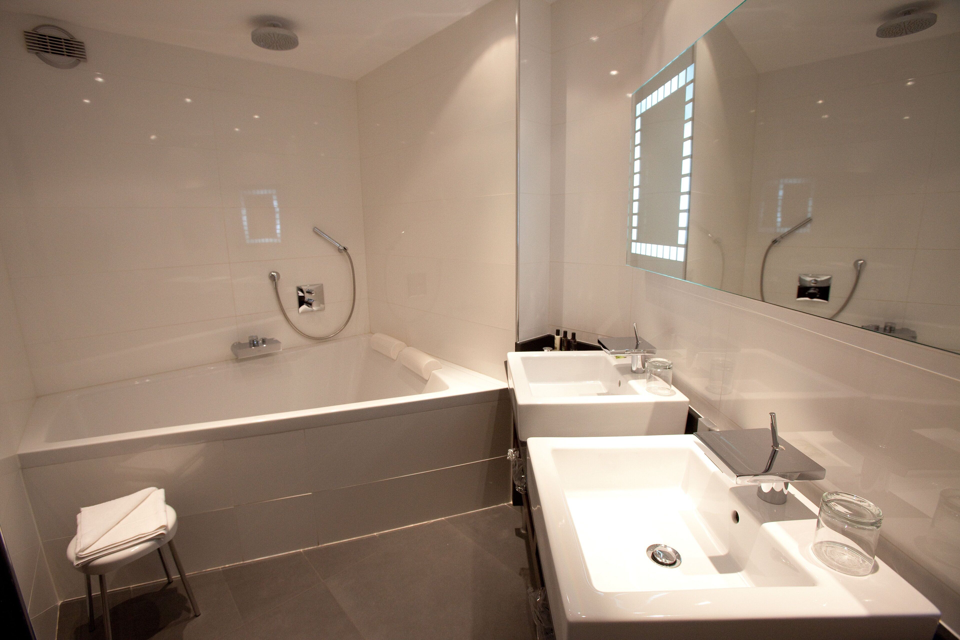 junior suite | bathroom | combined shower/bathtub, free toiletries, hair dryer, towels