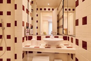 Shower, rainfall showerhead, free toiletries, hair dryer