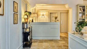 Unclassified image, 2 of 31, button - Hôtel Maison Monceau (Paris)