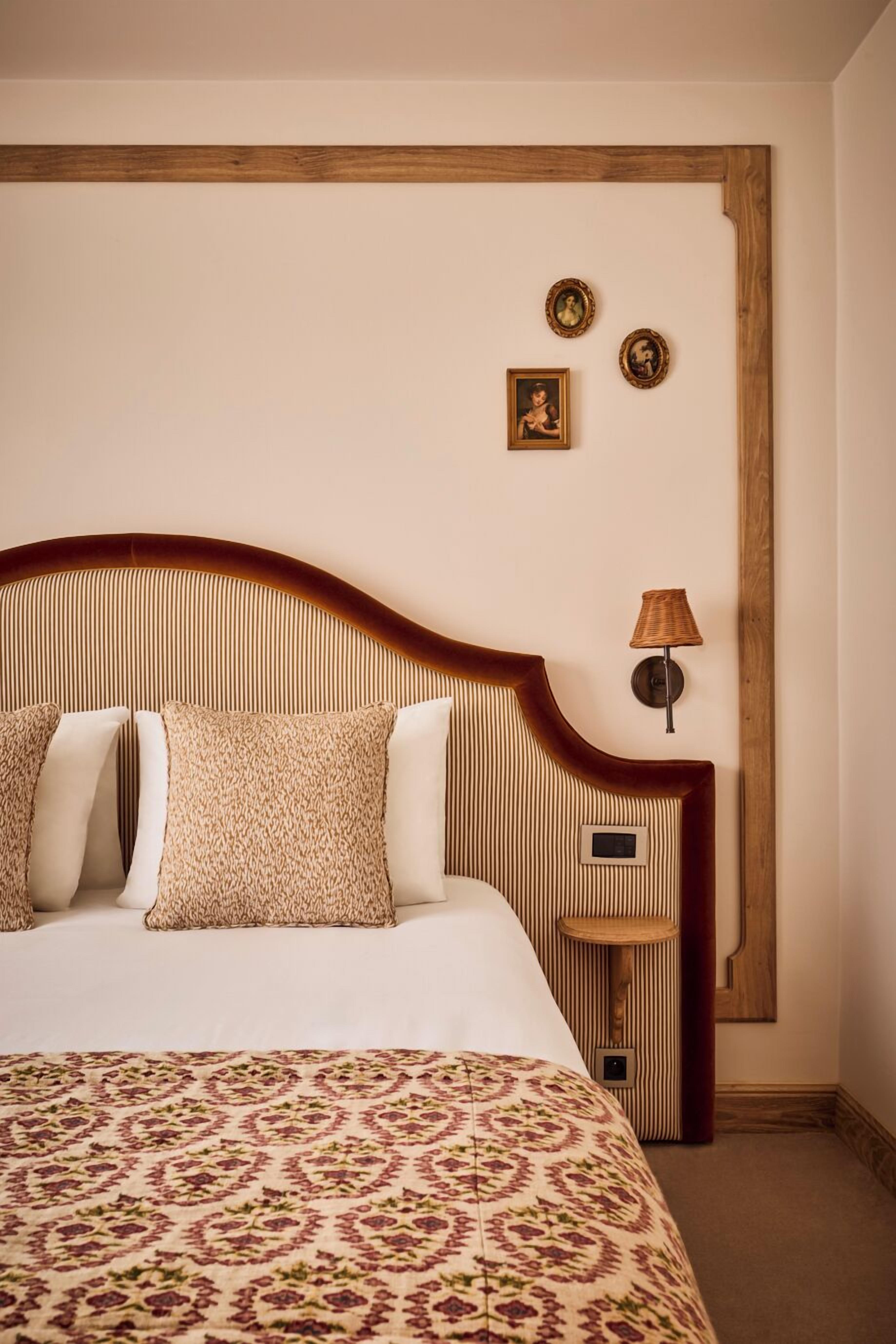 Ylelliset vuodevaatteet, minibaari, tallelokero huoneessa