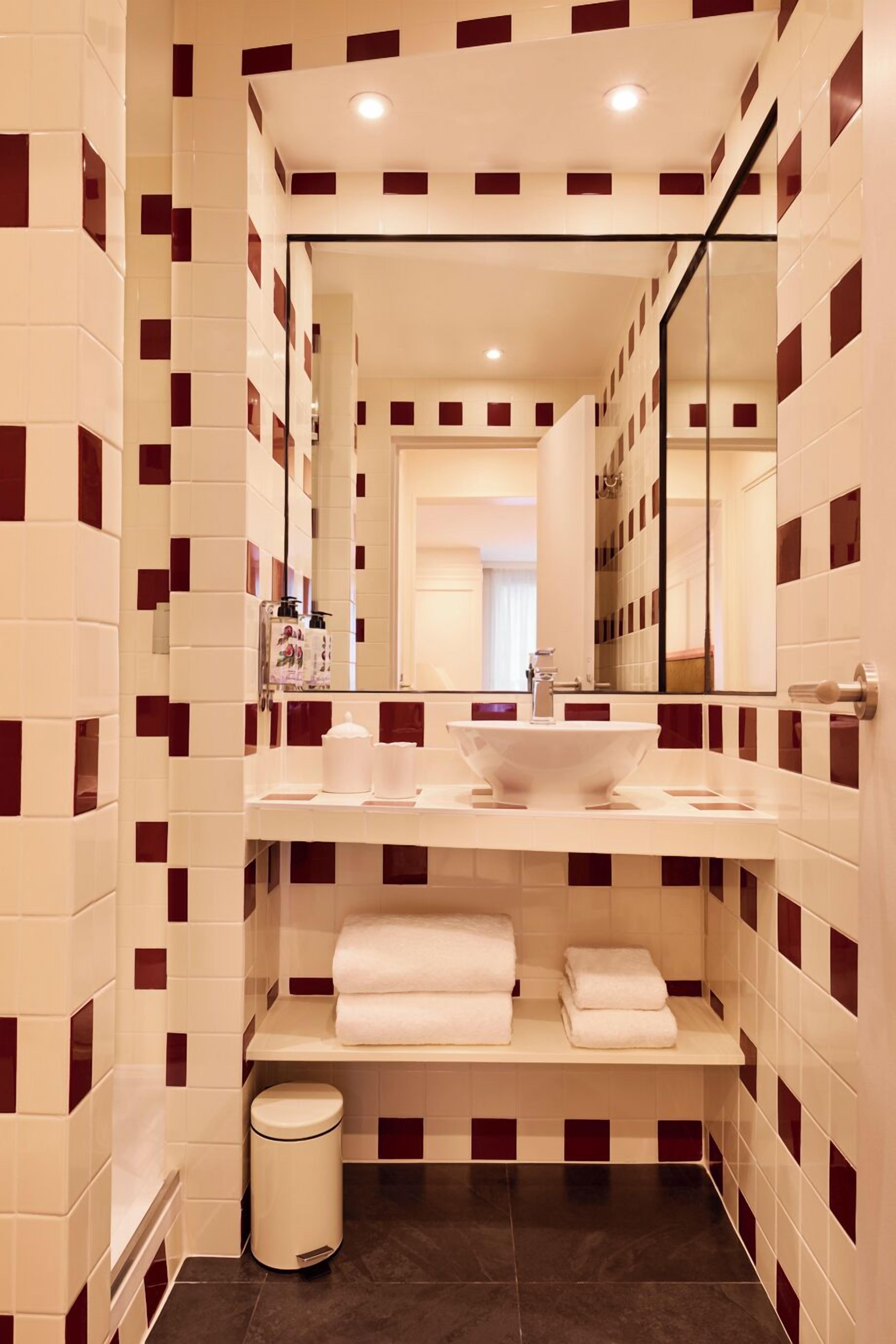 Shower, rainfall showerhead, free toiletries, hair dryer