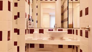 Shower, rainfall showerhead, free toiletries, hair dryer