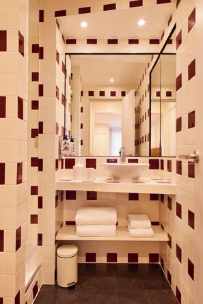 Shower, rainfall showerhead, free toiletries, hair dryer