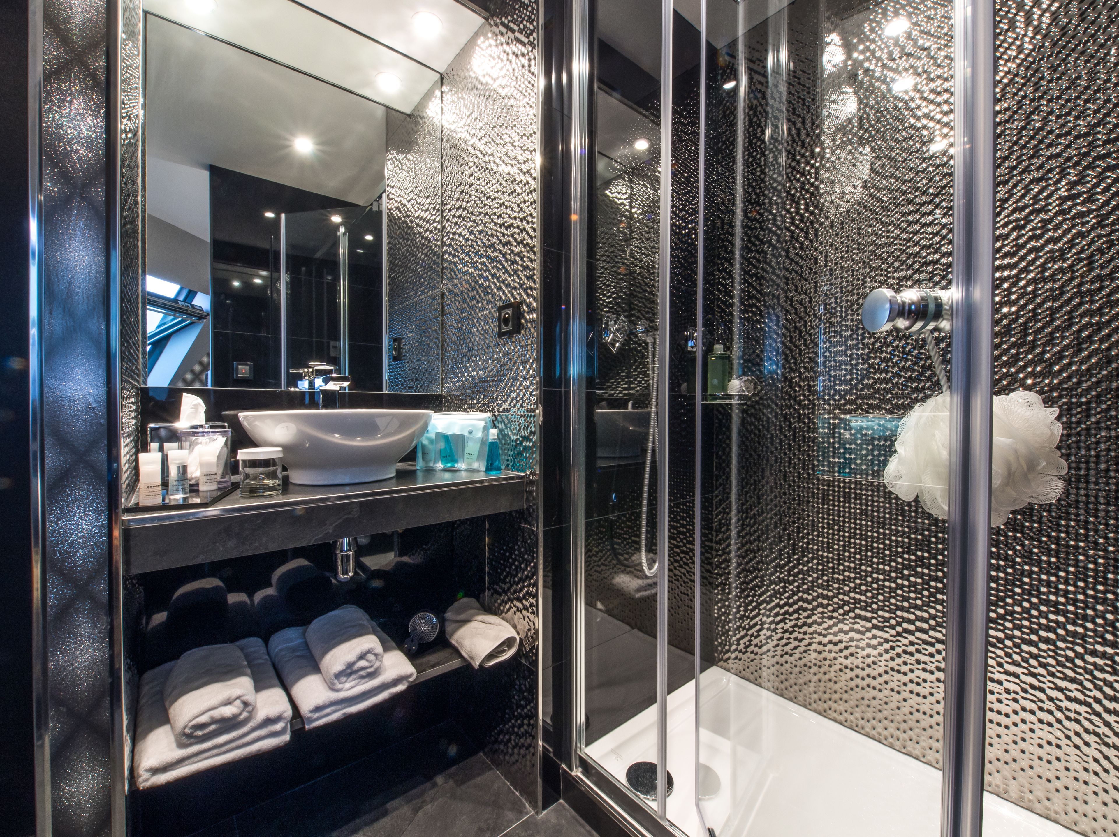 shower, rainfall showerhead, free toiletries, hair dryer