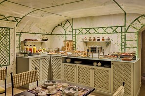 Daily continental breakfast (EUR 20 per person) - Hôtel Maison Monceau (Paris)