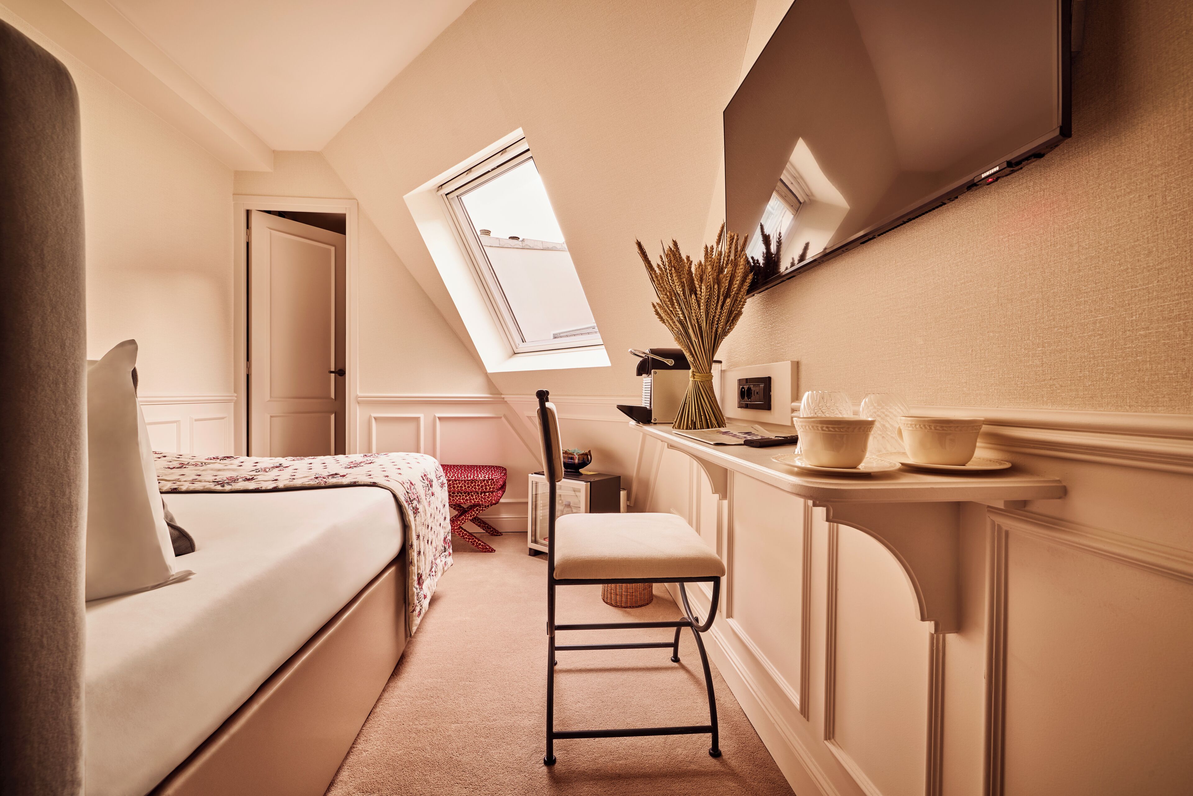 Kahden hengen classic-huone | Ylelliset vuodevaatteet, minibaari, tallelokero huoneessa
