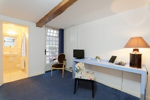 Habitación con 2 camas individuales, 2 camas individuales | Ropa de cama de alta calidad, escritorio, insonorización y wifi gratis 