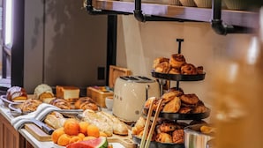 Un bufé con diversos alimentos y una cafetera.