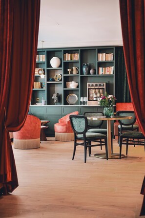 Lobby sitting area - Maison Orphée (Paris)