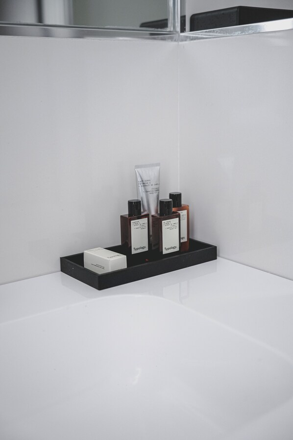 Chambre Double Deluxe, balcon | Salle de bain | Articles de toilette gratuits, sèche-cheveux, peignoirs