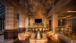 A spacious lobby with a bar area, seating arrangements, and a large screen. - Fairmont Washington, D.C., Georgetown (Washington)