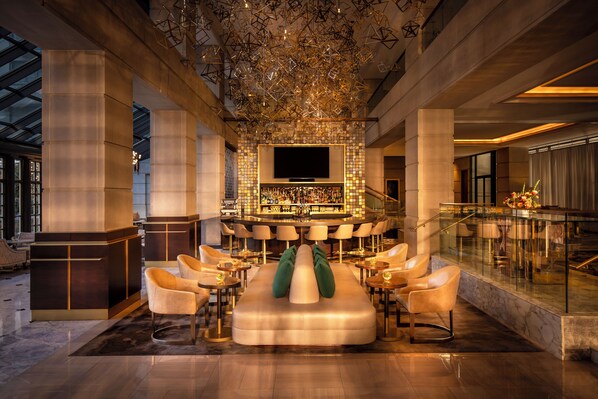 2 bars/lounges, lobby lounge, cocktail bar