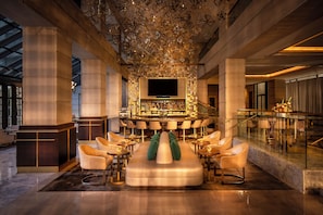 2 bars/lounges, lobby lounge, cocktail bar