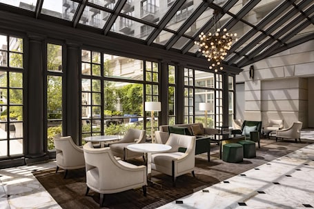 2 bars/lounges, lobby lounge, cocktail bar