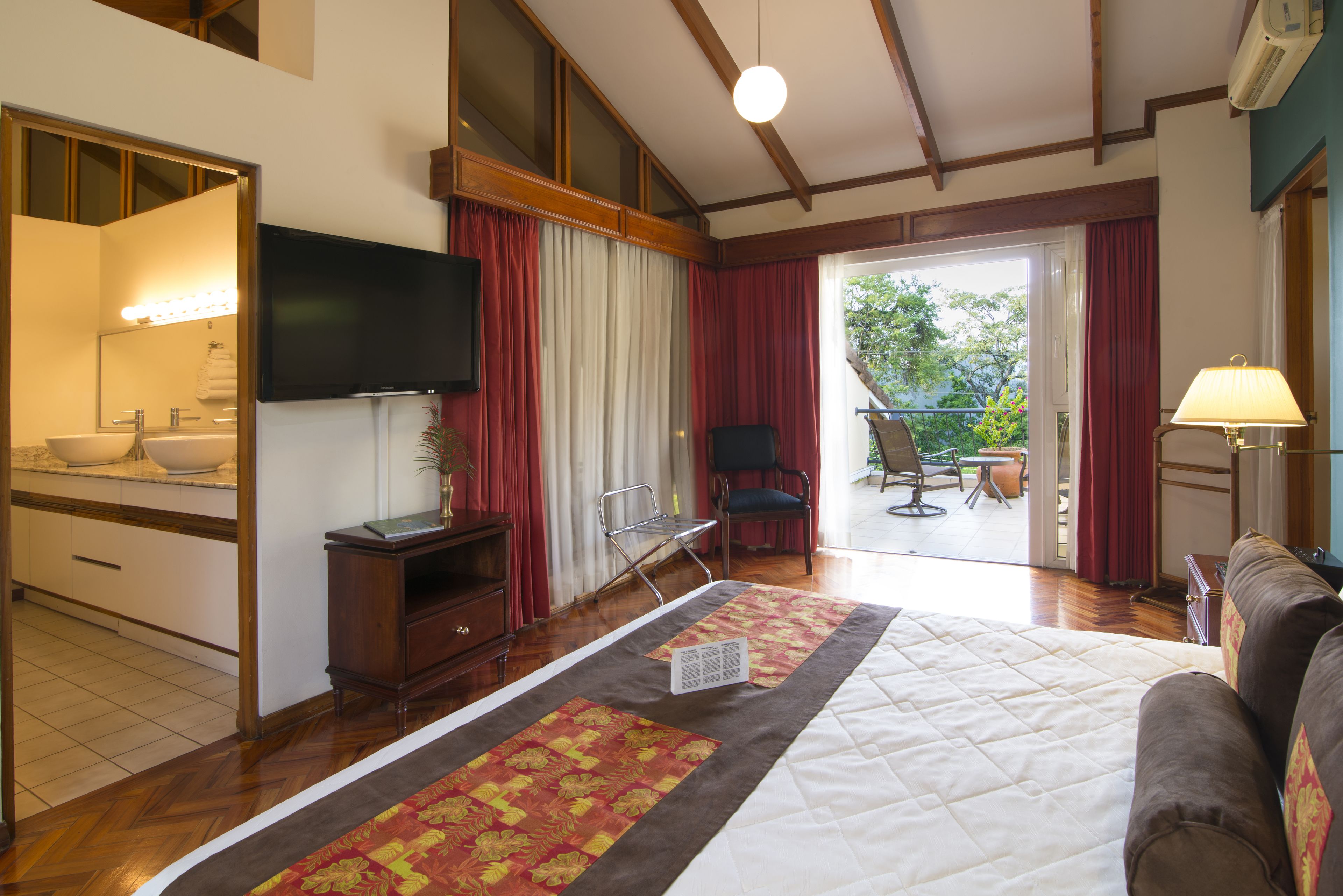 クラシック ペントハウス | 高級寝具、羽毛の掛け布団、ピロートップベッド、セーフティボックス (室内)