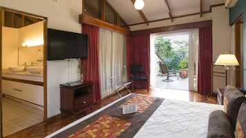 Classic Penthouse | Premium bedding, down comforters, pillowtop beds, in-room safe