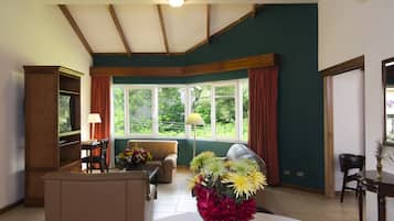 Classic Penthouse | Premium bedding, down comforters, pillowtop beds, in-room safe