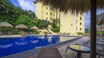 2 つの屋外プール、サンラウンジャー