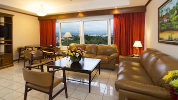 Family Suite | Living room | Smart TV, toys