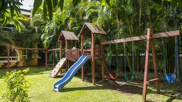 Área de juegos infantiles al aire libre