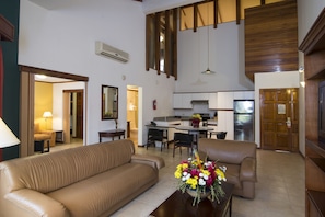 Classic-Penthouse | Hochwertige Bettwaren, Daunenbettdecken, Pillowtop-Betten, Zimmersafe