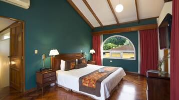 Classic Penthouse | Premium bedding, down comforters, pillowtop beds, in-room safe