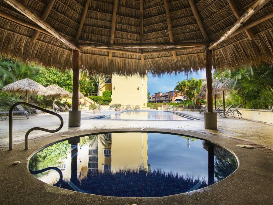 2 outdoor pools, pool loungers