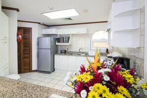 Family Suite | Private kitchenette | Full-size fridge, microwave, dishwasher, coffee/tea maker