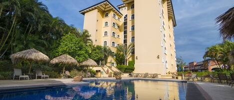 2 outdoor pools, pool loungers