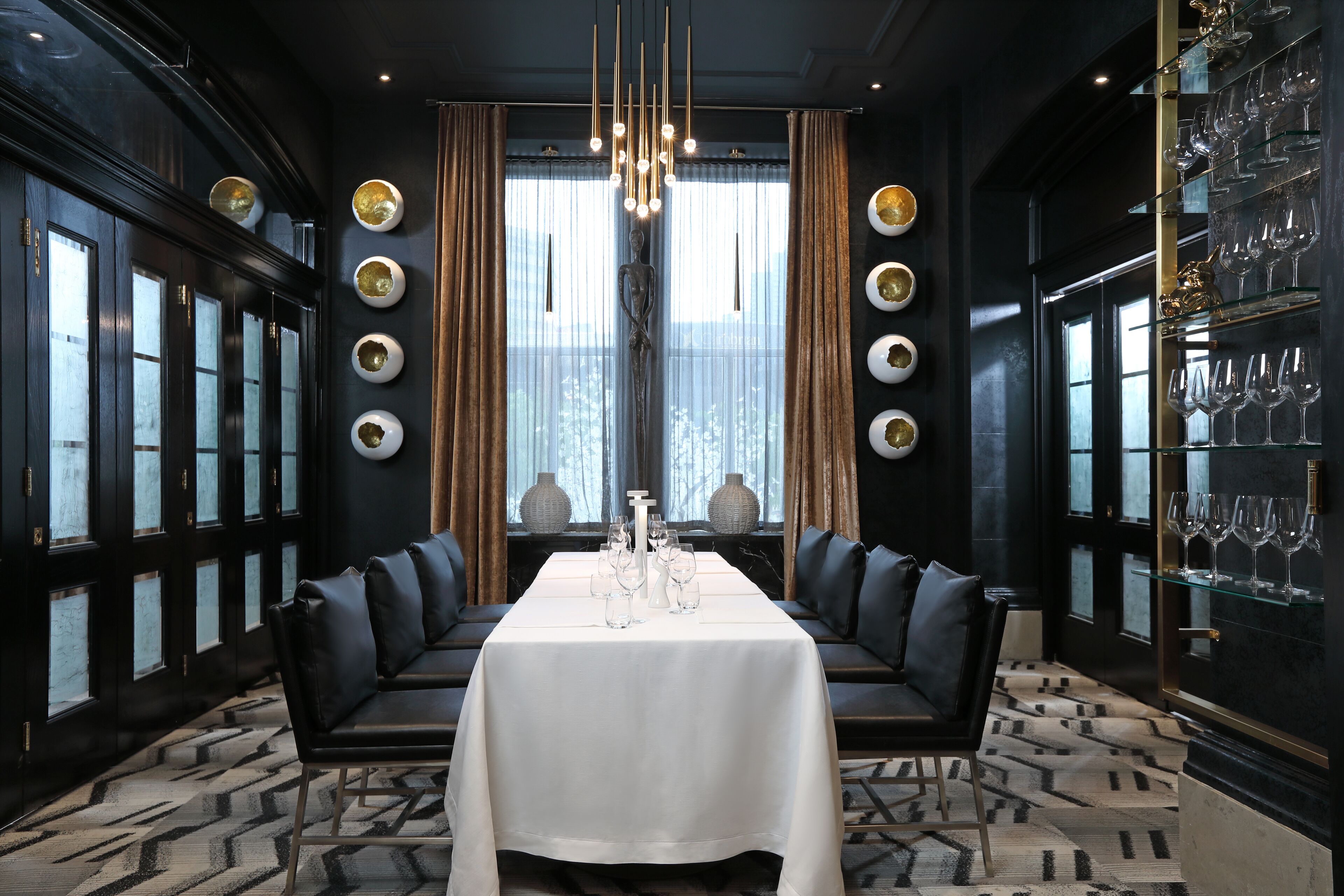 2 restaurants, breakfast, lunch, dinner served; italian cuisine