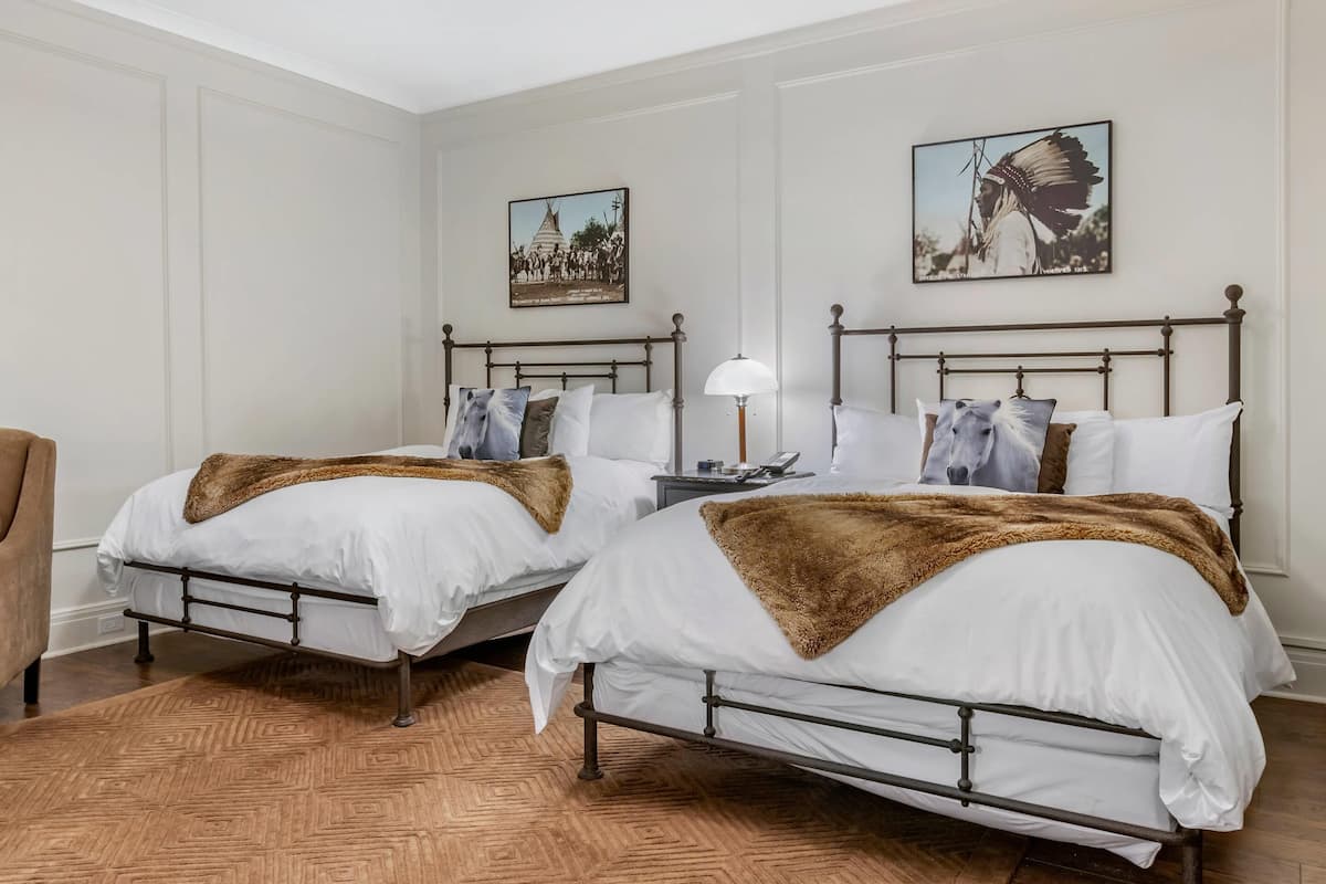 Chambre Standard, 2 grands lits, non-fumeurs | Literie de qualité supérieure, couette en duvet d'oie, surmatelas