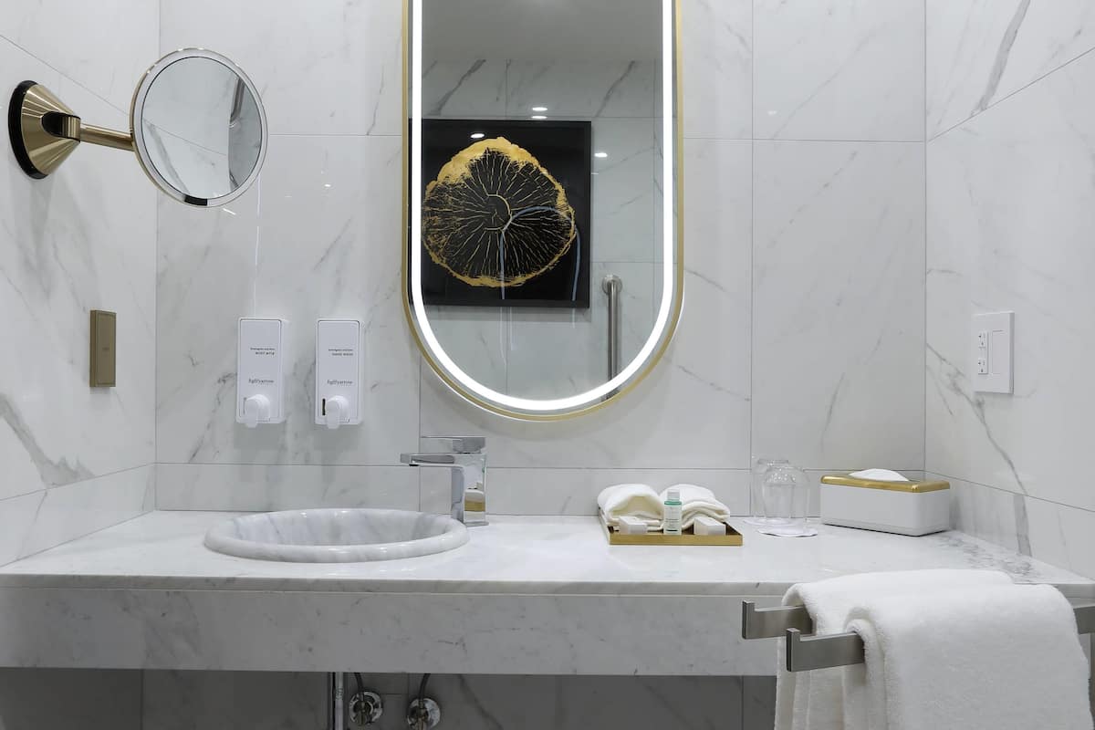 Suite, 2 grands lits, accessible aux personnes à mobilité réduite, non-fumeurs | Literie de qualité supérieure, couette en duvet d'oie, surmatelas