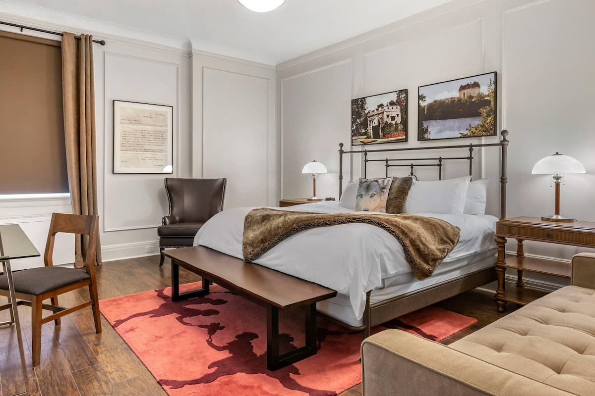 Chambre Standard, 1 trÚs grand lit, non-fumeur | Literie de qualité, couette en duvet, lit avec matelas à plateau-coussin