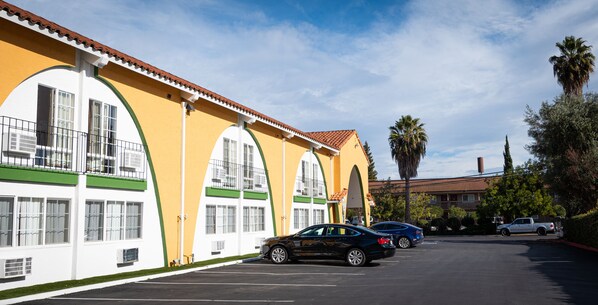 Free self-parking - Granada Inn (Santa Clara)