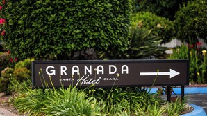 A sign for Granada Santa Clara Hotel with directional arrow.