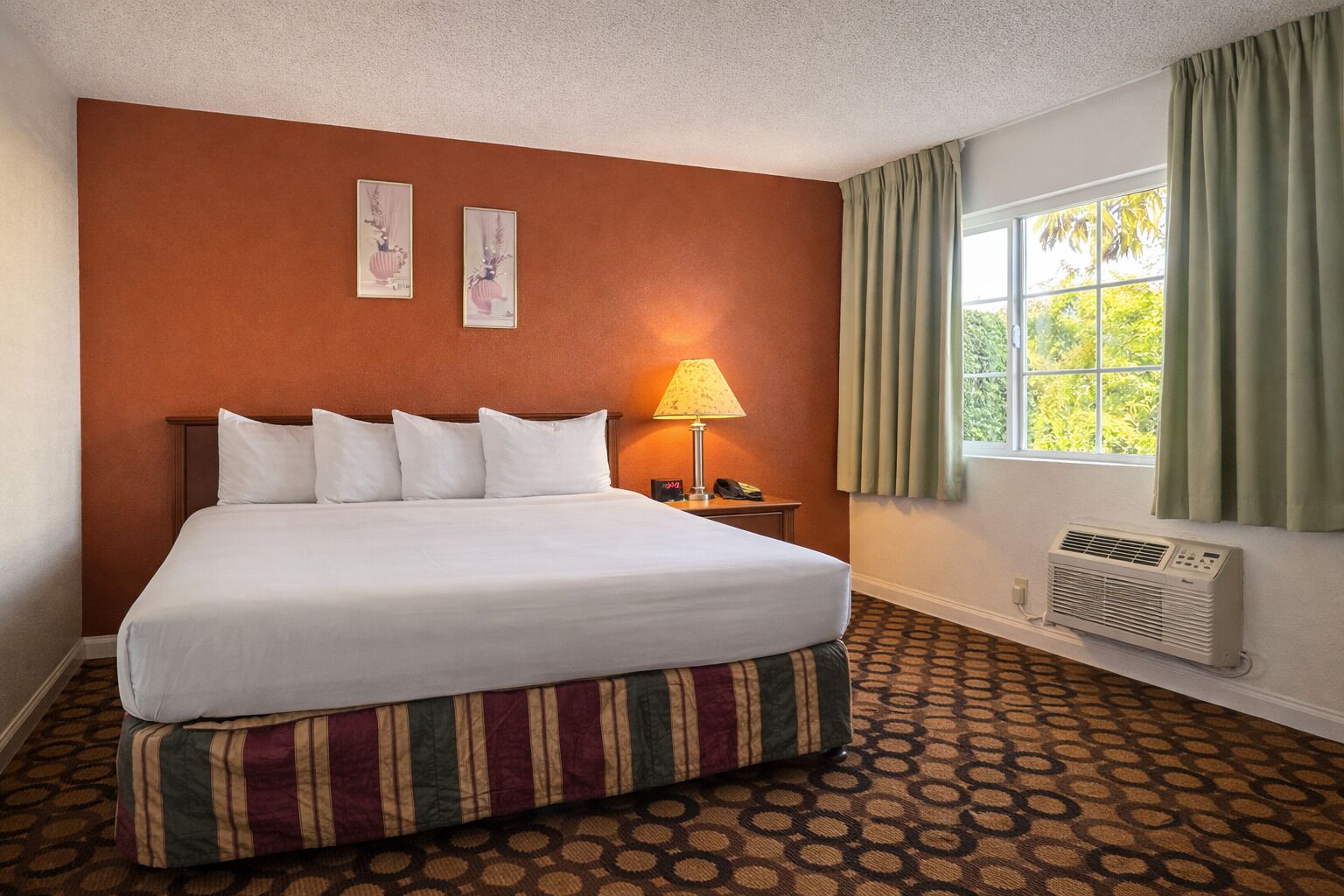 Habitación, 1 cama Queen size | Ropa de cama de alta calidad y escritorio 